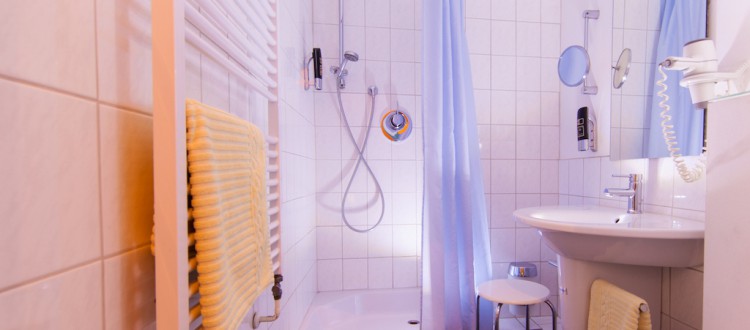 Einzelzimmer mit modernen Dusche